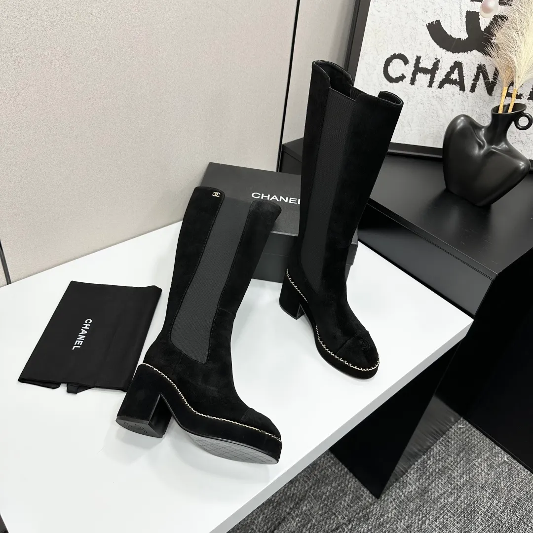 👟👟Ex-factory price 960👟👟 CHANEL Xiaoxiang 2024 autumn and winter sheepskin boots high boots knight boots The version is also the basic version of the Martin boots, neat and handsome. The upper is made of cowhide, super soft against the skin, wide and full, handsome and comfortable. The lining is soft water-dyed cowhide. The sole is original rubber outsole. Exclusive top quality 35-39. 40 customized